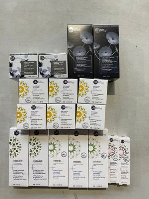 une pile de cartons de masques empilés les uns sur les autres