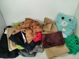 un tas de vêtements et une peluche par terre