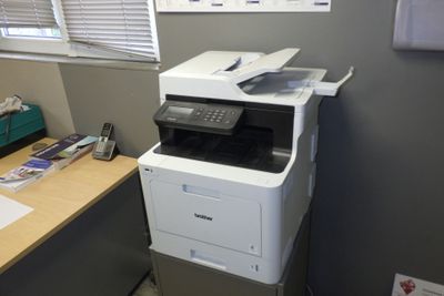 une imprimante posée sur un bureau dans un bureau