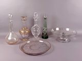 beaucoup d'objets en verre qui se trouvent sur la table