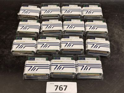 une pile de cartes posées sur une table