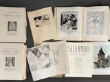 Plusieurs vieux livres sont alignés sur une table noire
