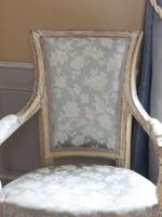 BERGERE et FAUTEUIL en bois moulé, sculpté et laqué beige, à… (photo 5)