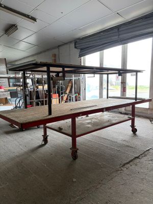 Un lot de deux tables de travail. - Photo 1