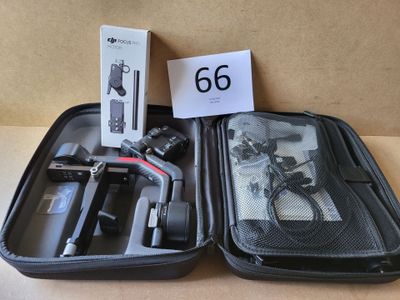une mallette noire posée sur une table et contenant divers objets