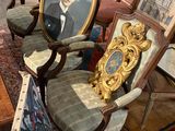 une photo d'un homme assis sur une chaise dans une pièce