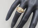 une image représentant la main d'une femme portant une bague