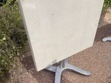 une table blanche posée au bord de la route