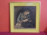 un tableau représentant une femme tenant un bébé dans ses bras, posé sur une étagère