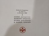 un gros plan sur un livre orné d'une illustration