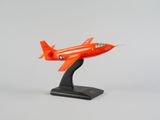 une maquette d'avion orange posée sur un socle noir