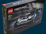 une boîte de voitures de course Lego Technic sur fond bleu