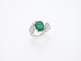 une bague en émeraude et diamant