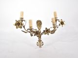 chandelier en laiton avec des fleurs et des bougies sur fond blanc