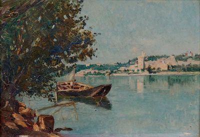 une peinture représentant un bateau sur l'eau, près d'une rive