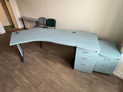 Bureau en mélaminé bleu, 2 caisson, une console et 2 chaises…