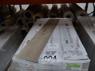 de nombreux rouleaux de bois empilés les uns sur les autres