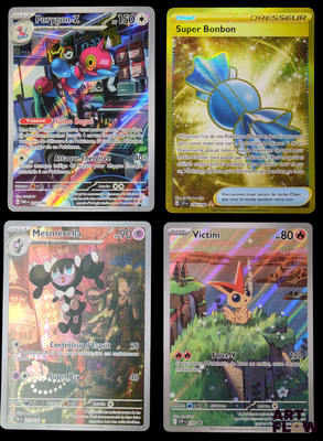 quatre cartes de pokémon différentes sont affichées sur une surface noire