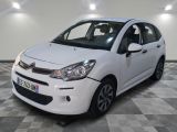 la petite voiture blanche est garée sur un sol en damier