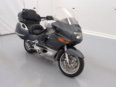 une moto garée dans une pièce