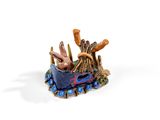 une figurine représentant un bateau avec un tas de bâtons à l'intérieur