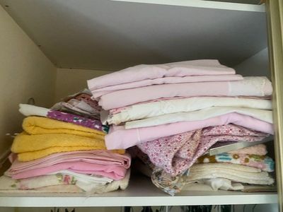 une étagère sur laquelle sont posés de nombreux vêtements pliés