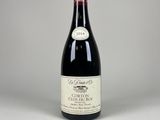 la bouteille de vin rouge est posée sur la table
