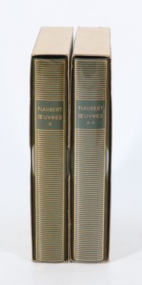 Deux livres sont posés l'un à côté de l'autre sur une surface blanche