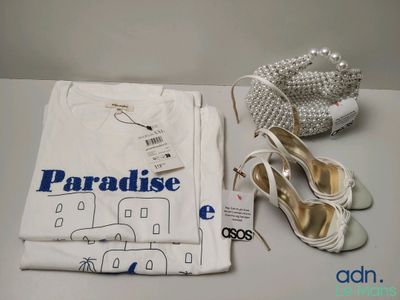 une paire de chaussures et un t-shirt posés sur une table