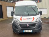 une camionnette blanche garée dans un parking