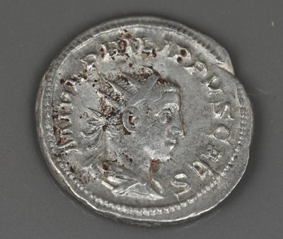 Gros plan sur une pièce d'argent portant une tête de femme