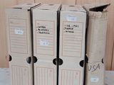 quatre piles de boîtes sont empilées les unes sur les autres sur une table