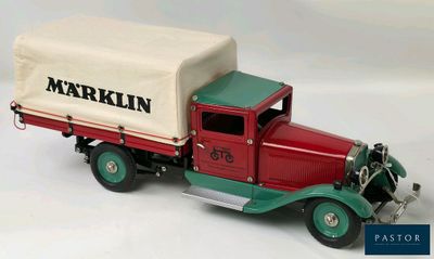 un camion jouet avec une bâche à l'arrière