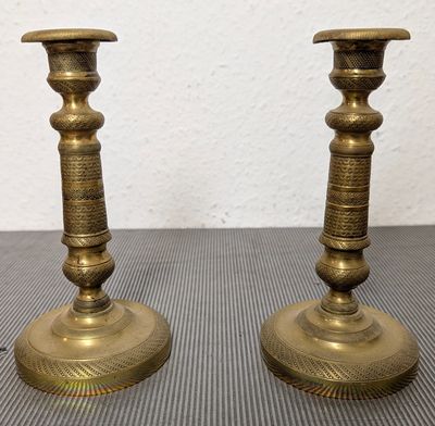 Paire de bougeoirs de table en laiton à décor finement cisel…