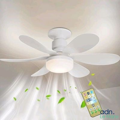 un ventilateur de plafond blanc équipé d'une télécommande dans une pièce