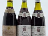 trois bouteilles de vin posées l'une à côté de l'autre sur une table