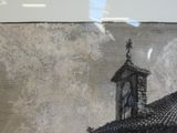 une photo d'un bâtiment sur lequel se trouve une horloge