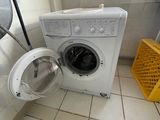 un lave-linge et un sèche-linge dans une petite pièce
