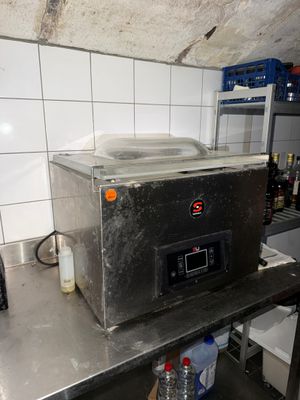 une photo d'une cuisine professionnelle équipée d'une friteuse