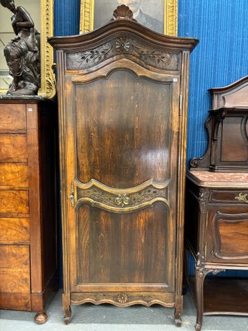 Bonnetière de style rustique ouvrant à une porte à décor de feuil