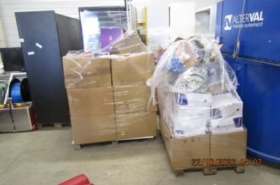un réfrigérateur bleu et une pile de cartons dans une pièce