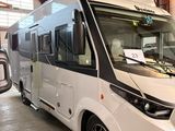 un camping-car blanc garé dans un garage