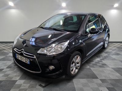 la petite voiture noire est garée sur un carrelage à carreaux