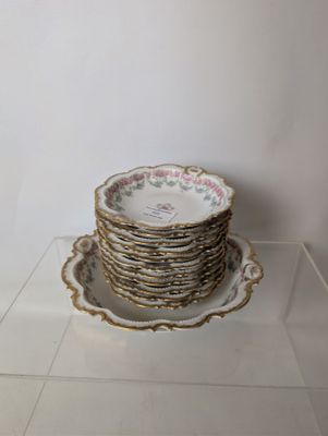 une pile d'assiettes posée sur une étagère en verre