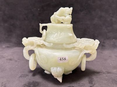 un vase blanc surmonté d'un oiseau