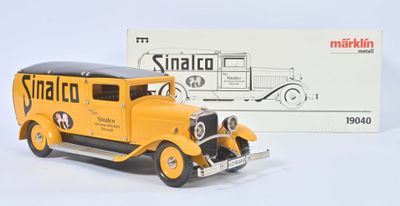 maquette d'une camionnette jaune avec un toit noir et une caisse à l'arrière