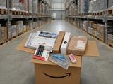 une caisse Amazon remplie de colis posée à même le sol d'un entrepôt