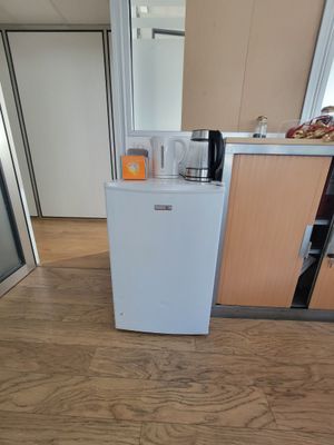 un petit réfrigérateur au milieu d'une petite cuisine