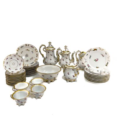 une image d'un groupe de plats, de tasses et de soucoupes en porcelaine