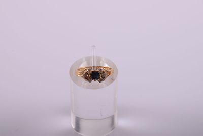 Bague fantaisie en métal doré avec des pierres bleues et des…